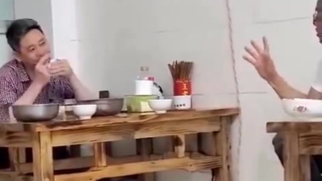 两位素不相识的大哥因为共同的话题开始聊天,感觉有点东西哦…